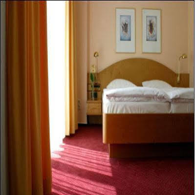 Hotel Kurfuerstendamm Am Adenauerplatz Berlin Luaran gambar